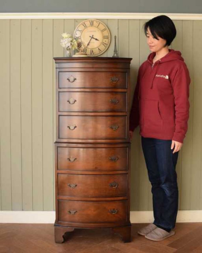 アンティークのチェスト　アンティーク家具　高級なマホガニー材を贅沢に使用したアンティーク家具、英国トールボーイ６段チェスト。大人の雰囲気漂う英国スタイルのトールボーイアンティークチェストの中でも細身で背が高いトールボーイは、引き出しがたくさんあって収納がタップリ出来る実力派。(j-2589-f)