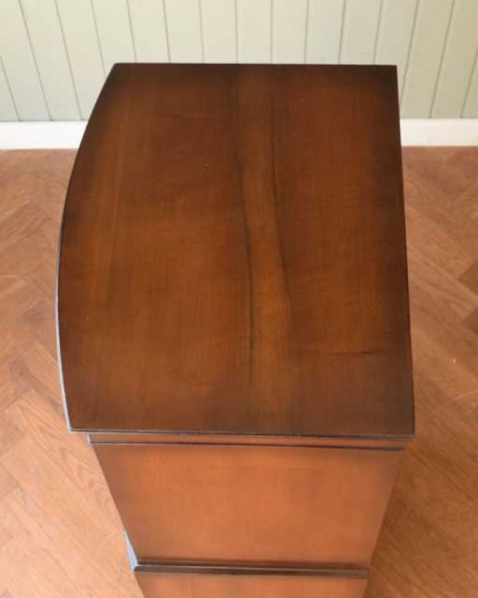 アンティークのチェスト　アンティーク家具　高級なマホガニー材を贅沢に使用したアンティーク家具、英国トールボーイ６段チェスト。上から見ると･･･こんな形のチェストです。(j-2589-f)