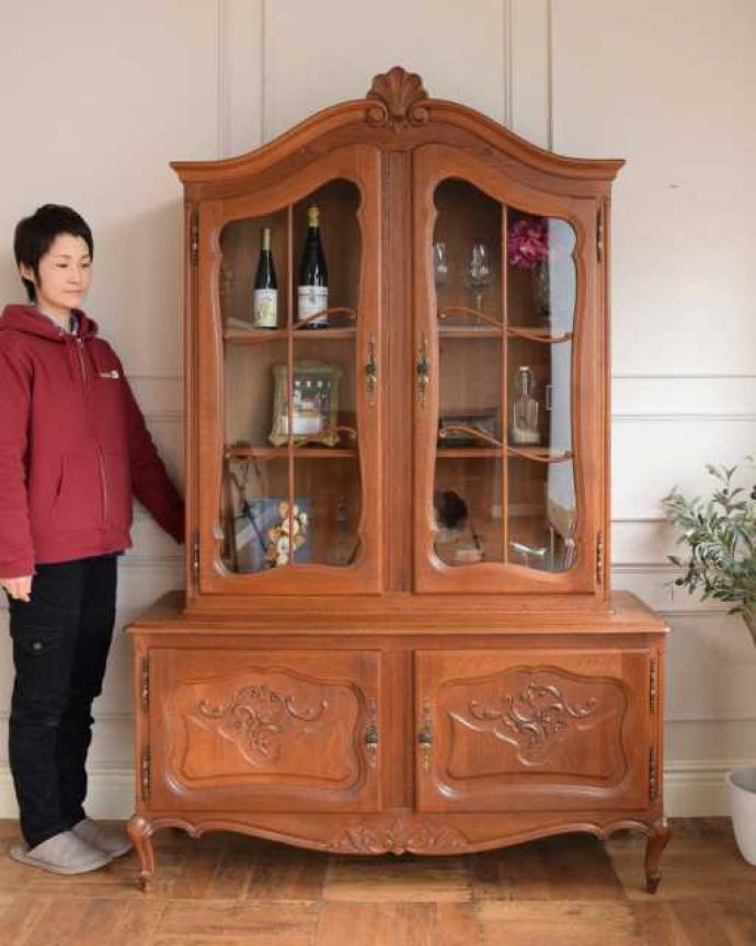 アンティークのキャビネット アンティーク家具 フランスのゴージャスなアンティーク家具、食器棚や本棚にもなるガラスキャビネット(カップボード)。置いた瞬間、フランスらしい優雅さフランスらしい彫が美しい大きなサイズのキャビネット。(j-2590-f)