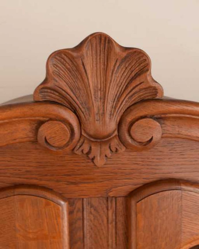 アンティークのキャビネット アンティーク家具 フランスのゴージャスなアンティーク家具、食器棚や本棚にもなるガラスキャビネット(カップボード)。フランスらしい彫りフランスらしさの象徴とも言える、優雅な彫りの装飾。(j-2590-f)