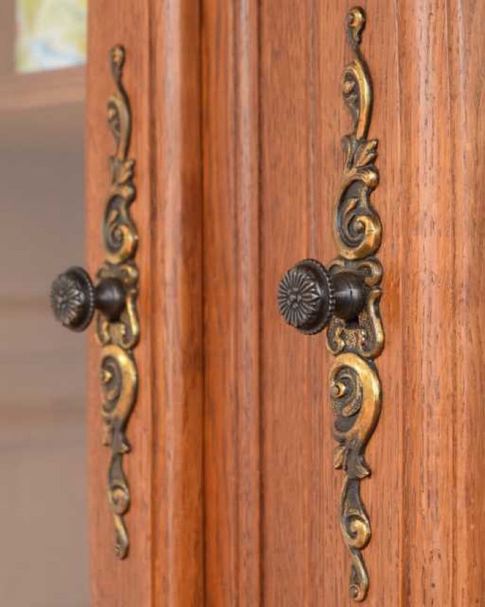 アンティークのキャビネット アンティーク家具 フランスのゴージャスなアンティーク家具、食器棚や本棚にもなるガラスキャビネット(カップボード)。取っ手にもフランスらしさ芸術的に美しいの取っ手。(j-2590-f)