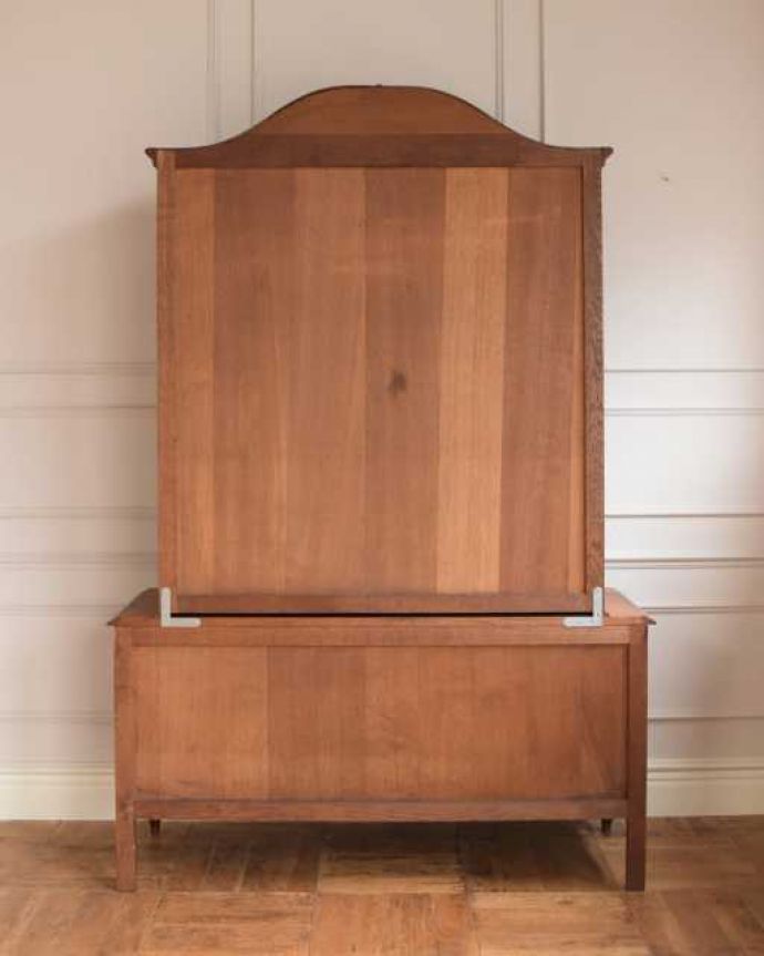 アンティークのキャビネット アンティーク家具 フランスのゴージャスなアンティーク家具、食器棚や本棚にもなるガラスキャビネット(カップボード)。もちろん後ろ姿もアンティークは新品ではないので経年変化によるキズはありますが、専門の職人がキレイにお直しをしているので、後ろ姿もキレイなんです。(j-2590-f)