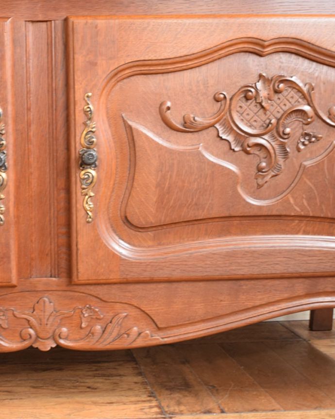 アンティークのキャビネット アンティーク家具 フランスのゴージャスなアンティーク家具、食器棚や本棚にもなるガラスキャビネット(カップボード)。優雅なデザインまだ機械が発達していない時代に、どうやって造ったんだろう・・・。(j-2590-f)