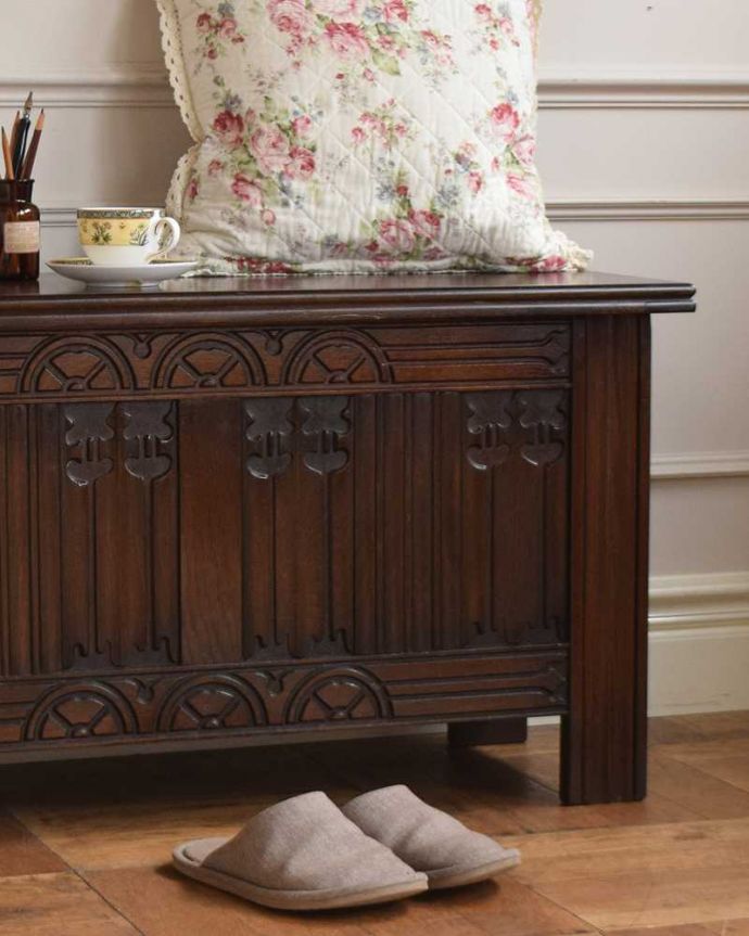 ブランケットボックス・収納ボックス アンティーク家具 ベンチやテーブルとしても使える便利な英国アンティーク収納家具、コファ 。アンティークらしい彫りの美しさが魅力豪華な彫りの美しさがアンティークらしい雰囲気。(j-2591-f)