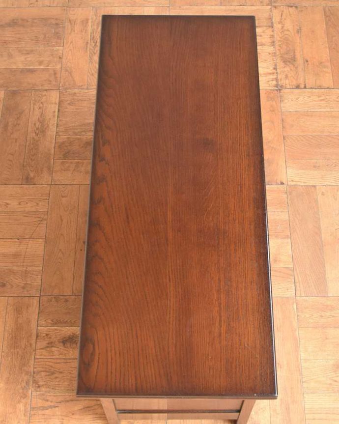 ブランケットボックス・収納ボックス アンティーク家具 ベンチやテーブルとしても使える便利な英国アンティーク収納家具、コファ 。天板もピカピカに仕上げました一番目立つ場所だから、修復の時、天板もキレイに仕上げました。(j-2591-f)