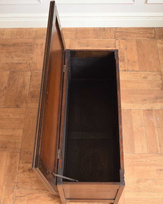 ブランケットボックス・収納ボックス アンティーク家具 ベンチやテーブルとしても使える便利な英国アンティーク収納家具、コファ 。フタを開くと・・・本やクッション、ブランケットなど、リビングで散らかっているものをたっぷり収納できます。(j-2591-f)