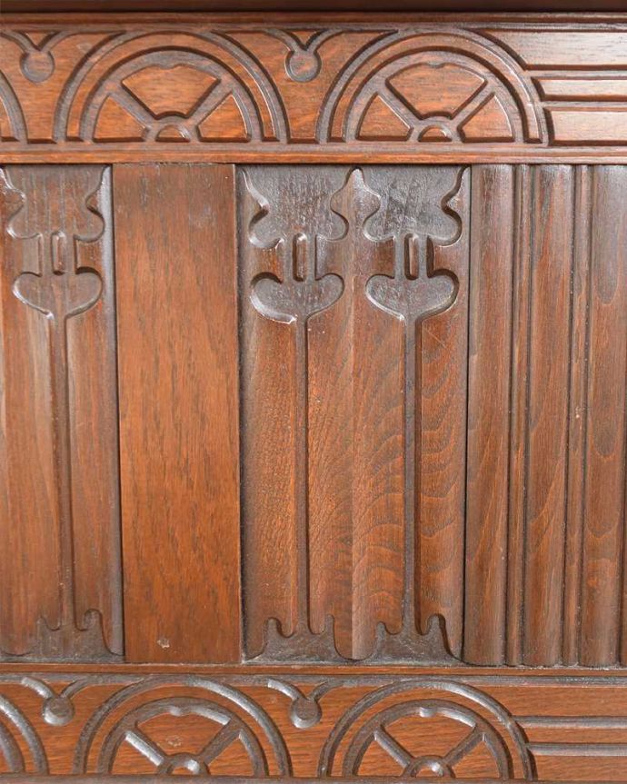 ブランケットボックス・収納ボックス アンティーク家具 ベンチやテーブルとしても使える便利な英国アンティーク収納家具、コファ 。繊細で美しい彫刻まだ機械がそんなに発達していない時代に、どうやって彫ったんでしょう・・・見事です。(j-2591-f)