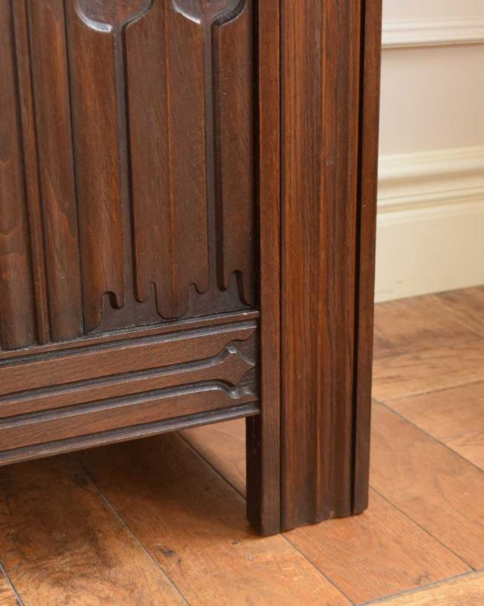 ブランケットボックス・収納ボックス アンティーク家具 ベンチやテーブルとしても使える便利な英国アンティーク収納家具、コファ 。女性1人でラクラク運べちゃう仕掛けHandleのアンティークは、脚の裏にフェルトキーパーをお付けしています。(j-2591-f)