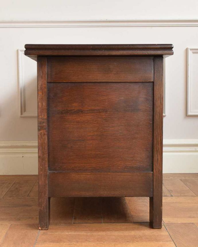 ブランケットボックス・収納ボックス アンティーク家具 ベンチやテーブルとしても使える便利な英国アンティーク収納家具、コファ 。横から見てもキレイですもちろん、横顔だってキレイ!どこから見ても絵になります。(j-2591-f)