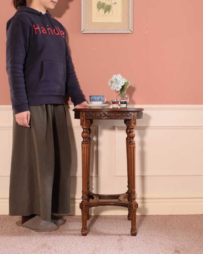 アンティークのテーブル アンティーク家具 彫りがたっぷりなアンティークの英国家具、脚の装飾が美しいオケージョナルテーブル。どんな場所でも便利に使える小さなテーブルそもそも「オケージョナル」とは「便利に使える」と言う意味。(j-2592-f)