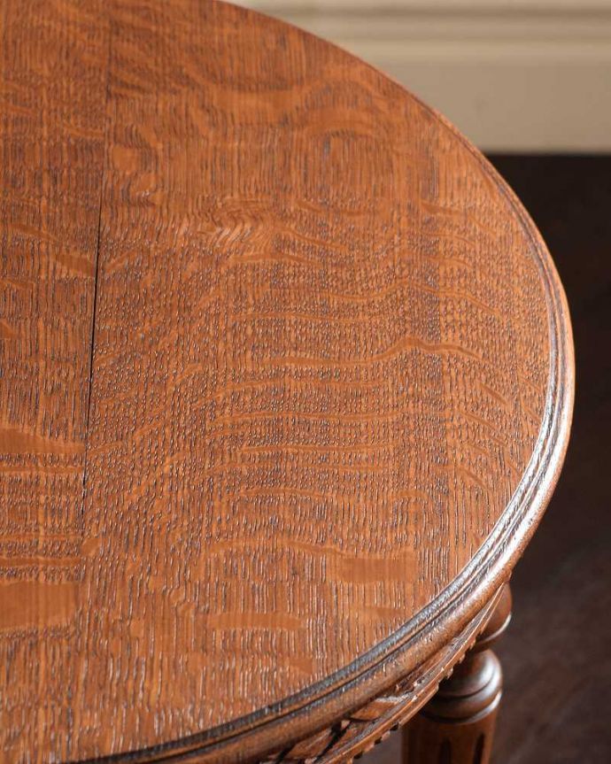 アンティークのテーブル アンティーク家具 彫りがたっぷりなアンティークの英国家具、脚の装飾が美しいオケージョナルテーブル。天板を近づいてみると…アンティークだから手に入れることが出来る天板に使われている銘木の美しさにうっとりです。(j-2592-f)