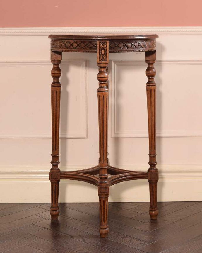 アンティークのテーブル アンティーク家具 彫りがたっぷりなアンティークの英国家具、脚の装飾が美しいオケージョナルテーブル。こちら側も、もちろんキレイです!アンティークは新品ではないので、もちろん経年変化によるキズはありますが、専門の職人がキレイにお直しをしているので、どの角度から見てもキレイです。(j-2592-f)