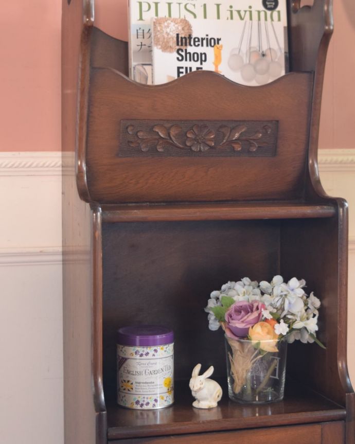 アンティークのキャビネット アンティーク家具 とっても可愛いお花の彫が入った英国のアンティークマガジンラック。意外とたっぷり収納できるんです。(j-2593-f)