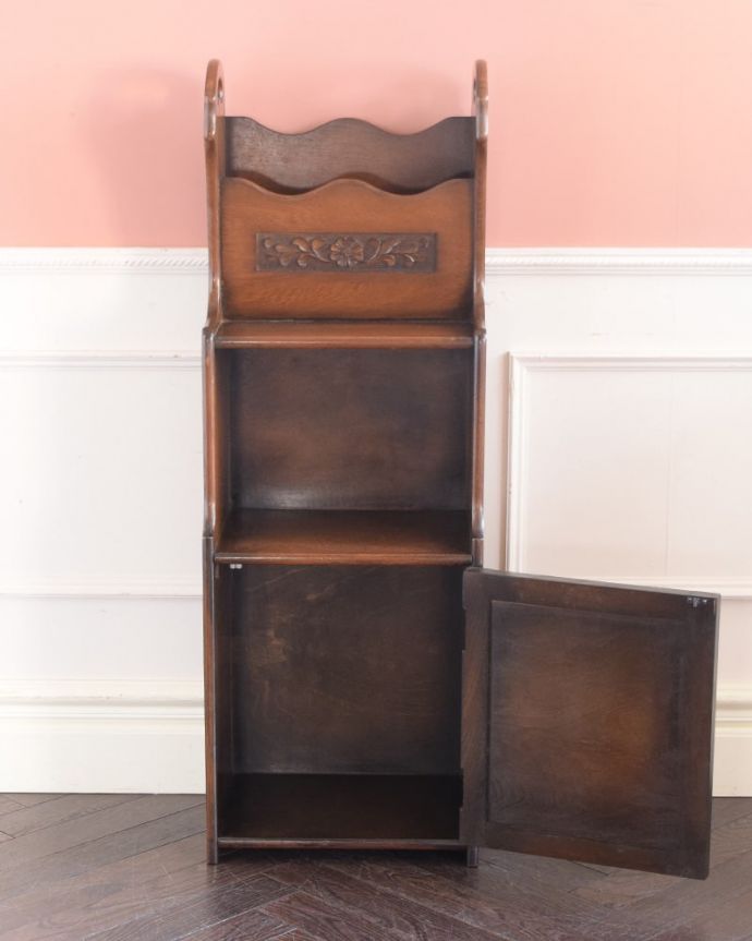 アンティークのキャビネット アンティーク家具 とっても可愛いお花の彫が入った英国のアンティークマガジンラック。しっかり修復しました。(j-2593-f)