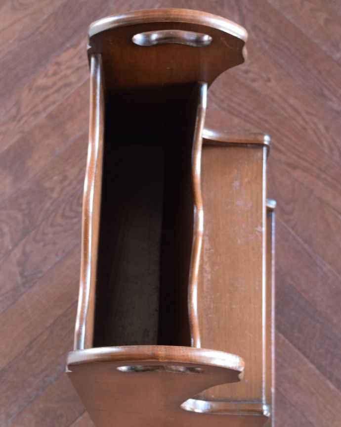 アンティークのキャビネット アンティーク家具 とっても可愛いお花の彫が入った英国のアンティークマガジンラック。上から見るとこんな感じです。(j-2593-f)