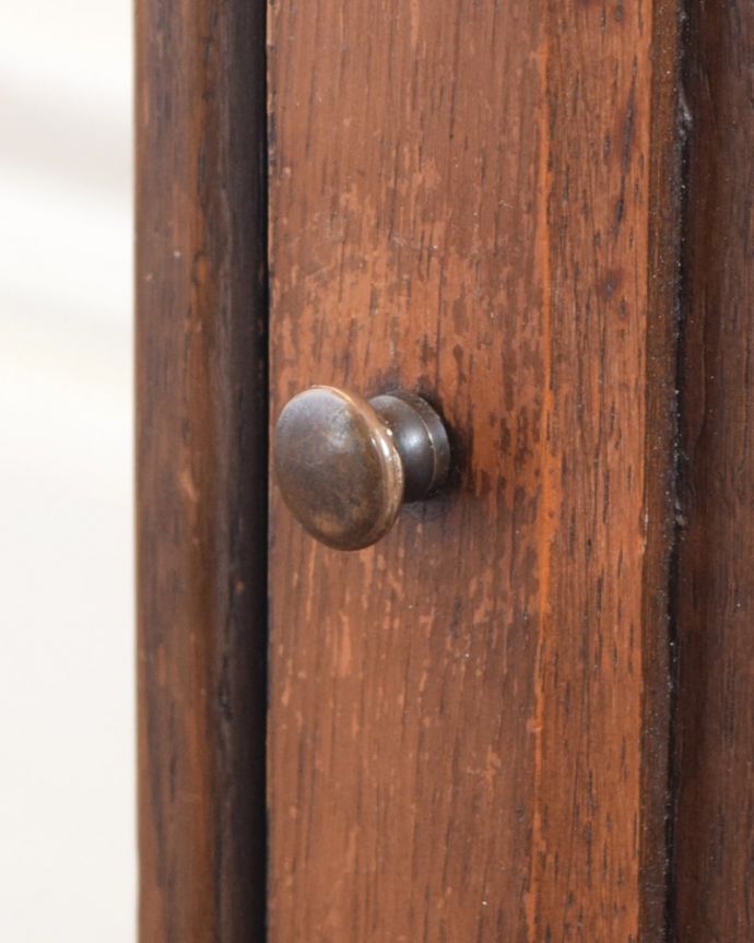 アンティークのキャビネット アンティーク家具 とっても可愛いお花の彫が入った英国のアンティークマガジンラック。開ける度にワクワク高級感漂うアンティークらしいデザインの取っ手。(j-2593-f)