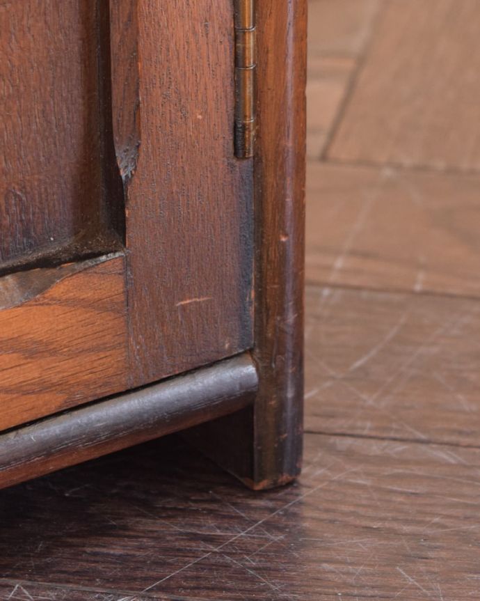 アンティークのキャビネット アンティーク家具 とっても可愛いお花の彫が入った英国のアンティークマガジンラック。女性1人でラクラク運べちゃう仕掛けHandleのアンティークは、脚の裏にフェルトキーパーをお付けしています。(j-2593-f)