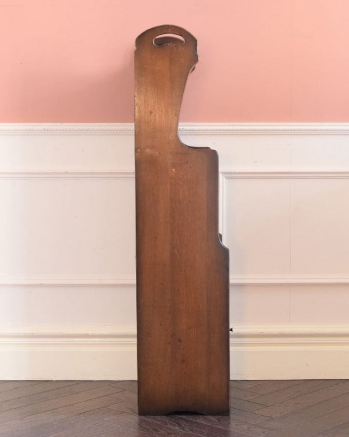 アンティークのキャビネット アンティーク家具 とっても可愛いお花の彫が入った英国のアンティークマガジンラック。横から見ても素敵なんですしっかり修復してあるのでどんな場所に置いて見てもらってもカッコいいです。(j-2593-f)