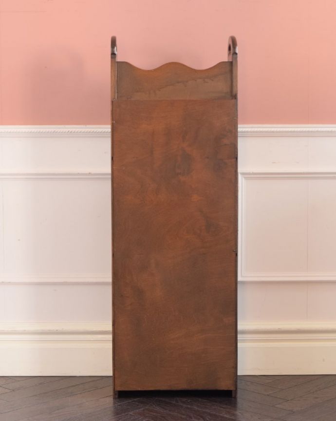 アンティークのキャビネット アンティーク家具 とっても可愛いお花の彫が入った英国のアンティークマガジンラック。後ろ姿も見てください。(j-2593-f)