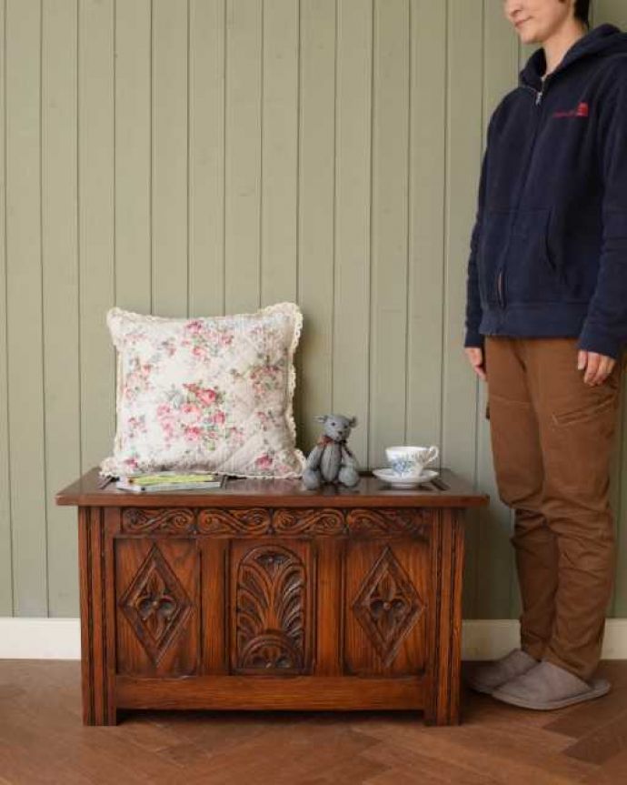 ブランケットボックス・収納ボックス アンティーク家具 たっぷりの彫が彫られた美しいアンティーク、ブランケットボックス。いろんな場所で便利に使えるアンティーク家具の中で一番基本となるブランケットボックス。(j-2594-f)