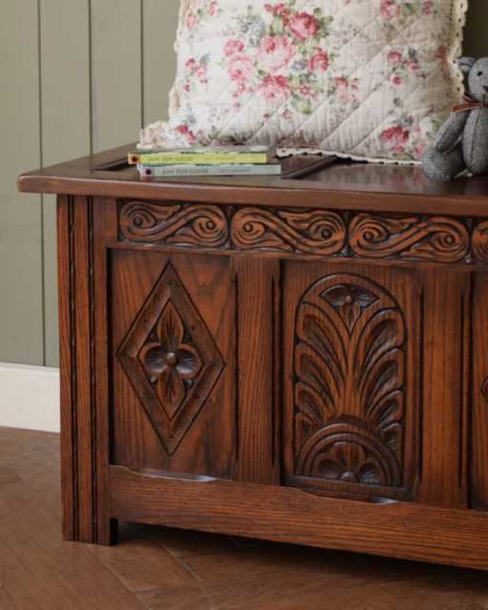 ブランケットボックス・収納ボックス アンティーク家具 たっぷりの彫が彫られた美しいアンティーク、ブランケットボックス。アンティークらしい彫りの美しさが魅力豪華な彫りの美しさがアンティークらしい雰囲気。(j-2594-f)