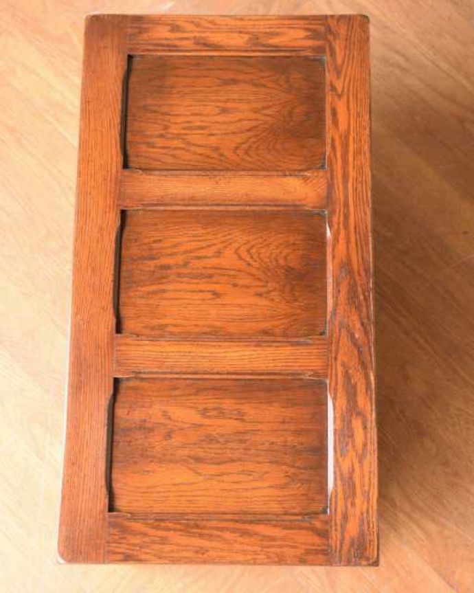 ブランケットボックス・収納ボックス アンティーク家具 たっぷりの彫が彫られた美しいアンティーク、ブランケットボックス。天板もピカピカに仕上げました一番目立つ場所だから、修復の時、天板もキレイに仕上げました。(j-2594-f)