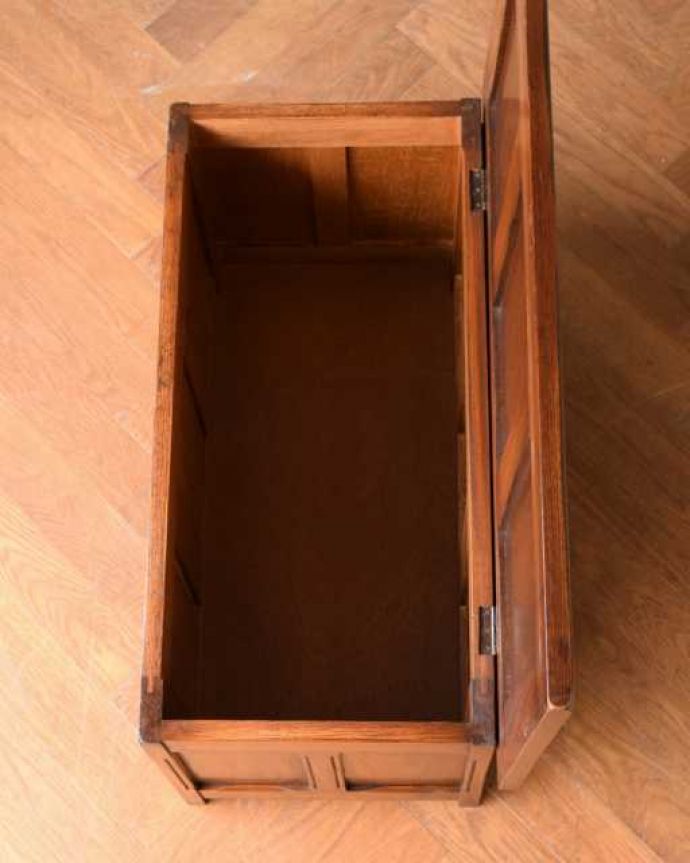 ブランケットボックス・収納ボックス アンティーク家具 たっぷりの彫が彫られた美しいアンティーク、ブランケットボックス。フタを開くと・・・本やクッション、ブランケットなど、リビングで散らかっているものをたっぷり収納できます。(j-2594-f)