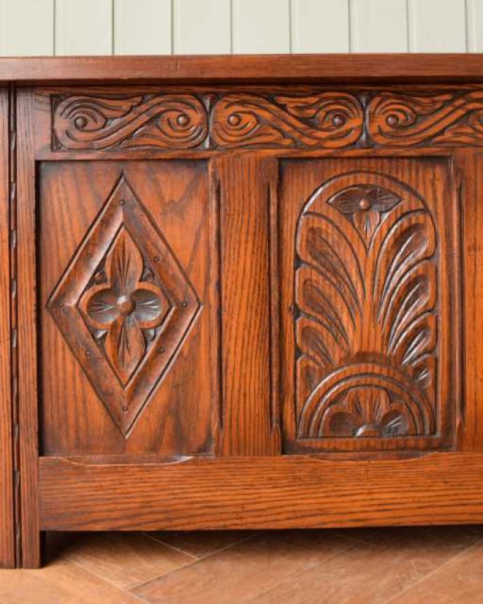 ブランケットボックス・収納ボックス アンティーク家具 たっぷりの彫が彫られた美しいアンティーク、ブランケットボックス。繊細で美しい彫刻まだ機械がそんなに発達していない時代に、どうやって彫ったんでしょう・・・見事です。(j-2594-f)