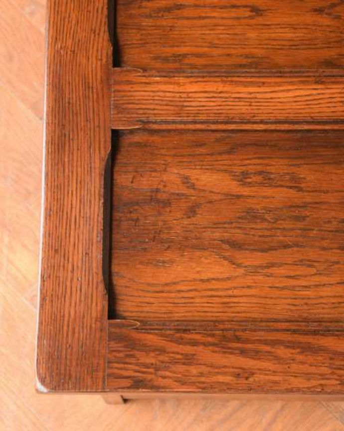 ブランケットボックス・収納ボックス アンティーク家具 たっぷりの彫が彫られた美しいアンティーク、ブランケットボックス。近くで見ると・・・テーブル代わりにも使えるコファ。(j-2594-f)