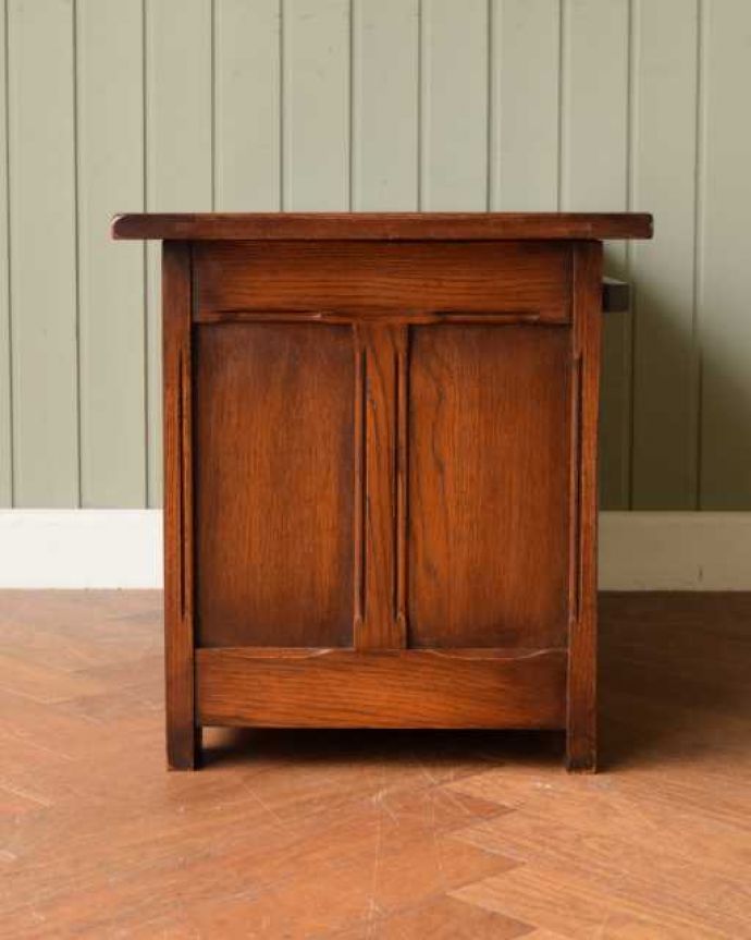 ブランケットボックス・収納ボックス アンティーク家具 たっぷりの彫が彫られた美しいアンティーク、ブランケットボックス。横から見てもキレイですもちろん、横顔だってキレイ!どこから見ても絵になります。(j-2594-f)