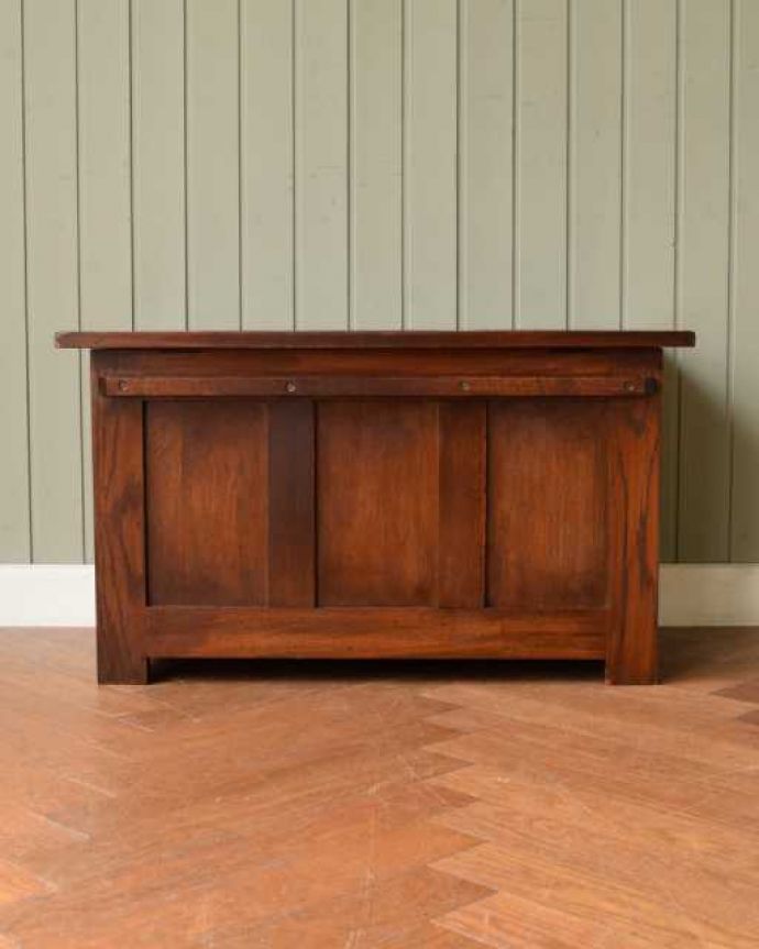 ブランケットボックス・収納ボックス アンティーク家具 たっぷりの彫が彫られた美しいアンティーク、ブランケットボックス。後ろ姿も見て下さい。(j-2594-f)