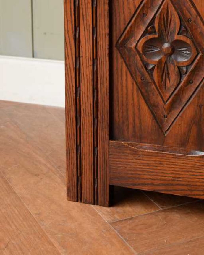 ブランケットボックス・収納ボックス アンティーク家具 たっぷりの彫が彫られた美しいアンティーク、ブランケットボックス。女性1人でラクラク運べちゃう仕掛けHandleのアンティークは、脚の裏にフェルトキーパーをお付けしています。(j-2594-f)