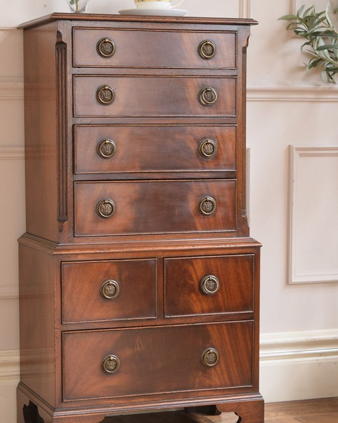 アンティークのチェスト　アンティーク家具　マホガニー材のアンティーク英国家具、美しいチェスト（トールボーイ）。木目で勝負！アンティークだから手に入る素材のよさシンプルなデザインなのに惹きつけられちゃう一番の魅力は、やはり使われている素材。(j-2595-f)