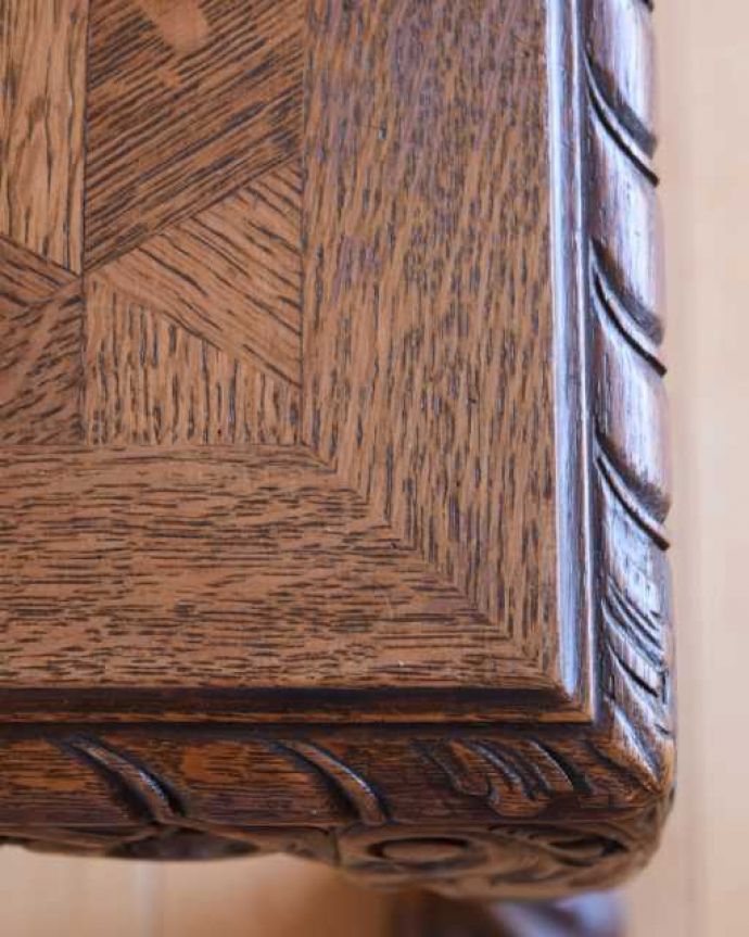 アンティークのテーブル　アンティーク家具　アンティークのローテーブル、フランスのアンティーク家具。近づいて見てみると…アンティークはもちろん新品ではないので小さなキズや汚れはありますが、キレイにお直ししたので満足して頂ける自信があります！。(j-2596-f)