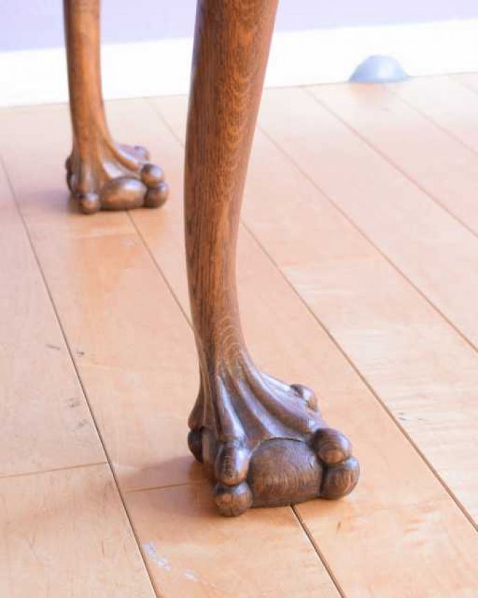 アンティークのテーブル　アンティーク家具　アンティークのローテーブル、フランスのアンティーク家具。持ち上げなくても移動できます！Handleのアンティークは、脚の裏にフェルトキーパーをお付けしていますので、床を滑らせてれば移動が簡単です。(j-2596-f)