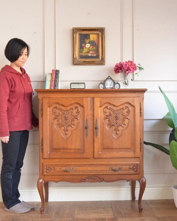 アンティークのキャビネット　アンティーク家具　フランスから届いた優雅なアンティーク家具、美しい彫のキャビネット。自慢はフランスらしい曲線美。(j-2597-f)