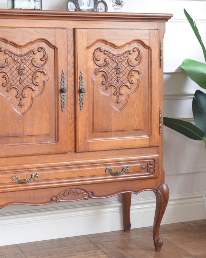 アンティークのキャビネット　アンティーク家具　フランスから届いた優雅なアンティーク家具、美しい彫のキャビネット。彫の美しさも自慢です。(j-2597-f)