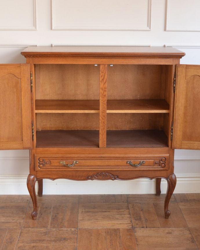 アンティークのキャビネット　アンティーク家具　フランスから届いた優雅なアンティーク家具、美しい彫のキャビネット。扉を開けて中を見ると･･･扉の中は職人が修復して、こんな感じにキレイに仕上げました。(j-2597-f)