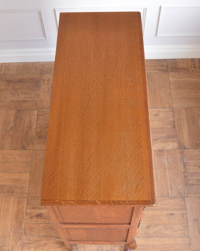 アンティークのキャビネット　アンティーク家具　フランスから届いた優雅なアンティーク家具、美しい彫のキャビネット。何を置いて楽しもうかな･･･修復する際、天板もこんな感じでキレイに仕上げました。(j-2597-f)