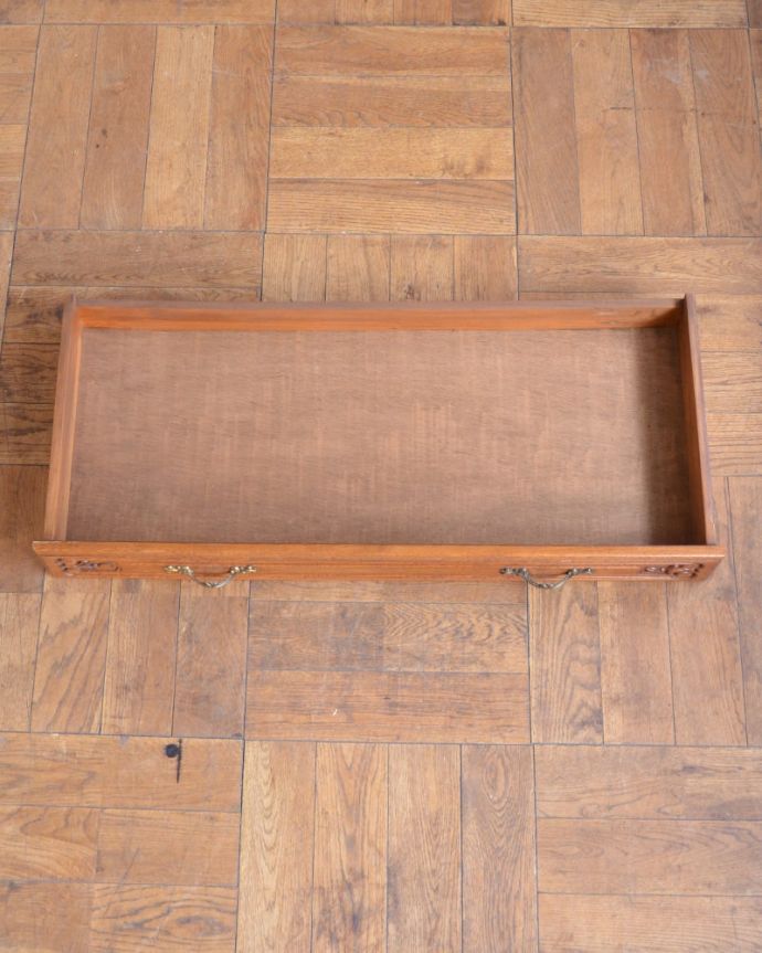 アンティークのキャビネット　アンティーク家具　フランスから届いた優雅なアンティーク家具、美しい彫のキャビネット。引き出しの中も、何を入れてもOKです。(j-2597-f)