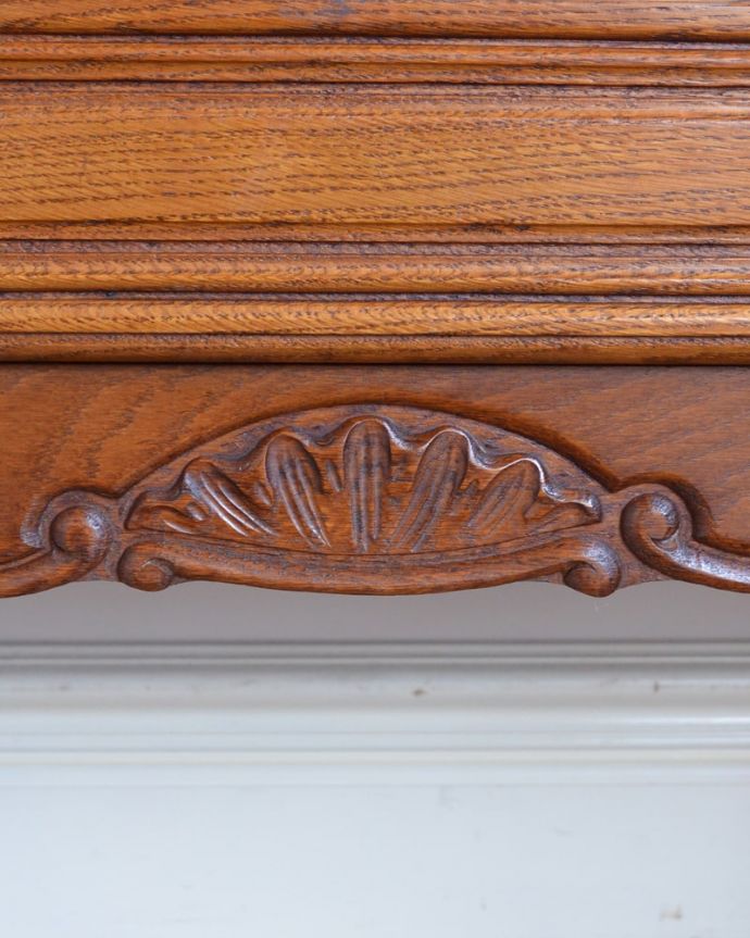 アンティークのキャビネット　アンティーク家具　フランスから届いた優雅なアンティーク家具、美しい彫のキャビネット。惚れ惚れしちゃう美しさこんなに堅い無垢材に一体どうやって彫ったんだろう？と不思議になるくらい細かい彫にうっとりです。(j-2597-f)