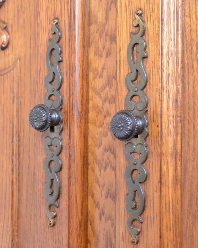 アンティークのキャビネット　アンティーク家具　フランスから届いた優雅なアンティーク家具、美しい彫のキャビネット。取っ手のデザインも優雅こんな所からもフランスらしさが感じられる取っ手。(j-2597-f)