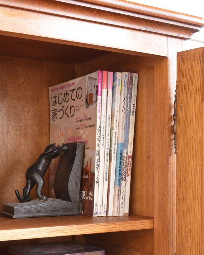 アンティークのキャビネット　アンティーク家具　フランスから届いた優雅なアンティーク家具、美しい彫のキャビネット。扉の中は収納たっぷりA4サイズの雑誌までしっかり収納出来ちゃう大きさ。(j-2597-f)