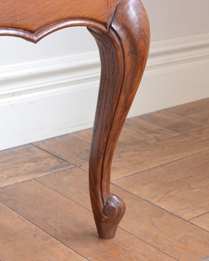 アンティークのキャビネット　アンティーク家具　フランスから届いた優雅なアンティーク家具、美しい彫のキャビネット。女性1人でラクラク運べちゃう仕掛けHandleのアンティークは、脚の裏にフェルトキーパーをお付けしています。(j-2597-f)