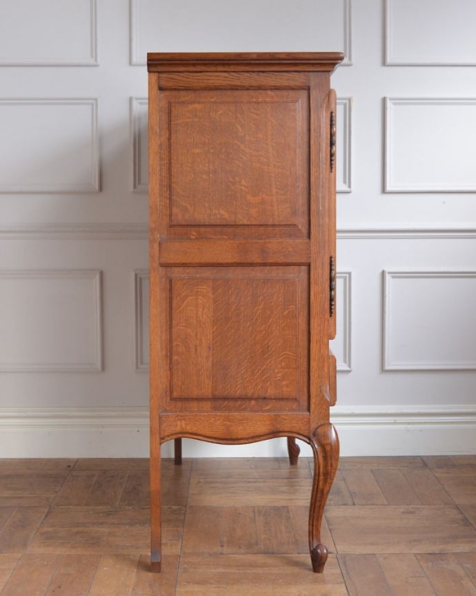 アンティークのキャビネット　アンティーク家具　フランスから届いた優雅なアンティーク家具、美しい彫のキャビネット。横顔だっても美しい正面だけじゃなく横から見てもフランスらしい美しさが漂っています。(j-2597-f)