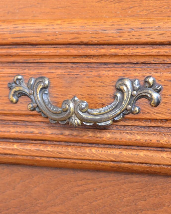 アンティークのキャビネット　アンティーク家具　フランスから届いた優雅なアンティーク家具、美しい彫のキャビネット。開けるたびに、ワクワクしちゃう。(j-2597-f)