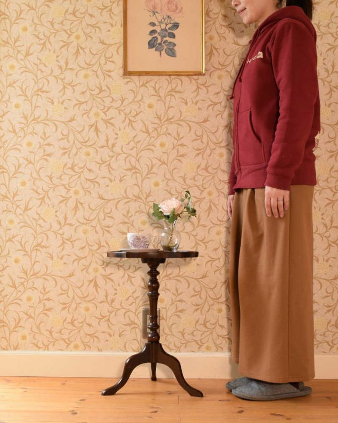 アンティークのテーブル　アンティーク家具　３本の脚がエレガント、革張りのワインテーブル（オケージョナルテーブル）。移動もラクラク！どこでも使える小さなテーブル持ち運び便利なワインテーブル。(j-2598-f)