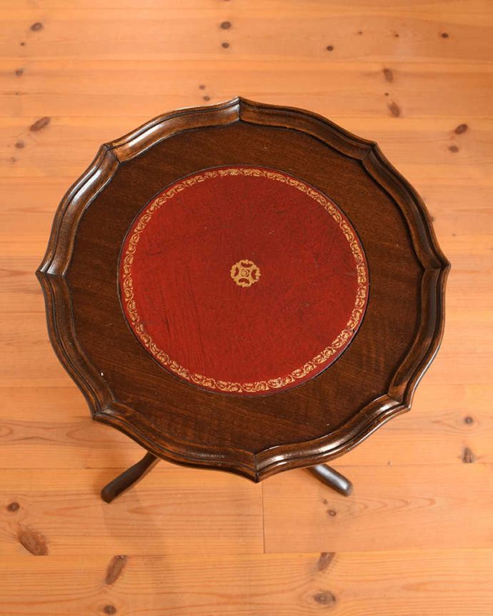 アンティークのテーブル　アンティーク家具　３本の脚がエレガント、革張りのワインテーブル（オケージョナルテーブル）。天板を上から見ると･･･天板はこんな感じで、ちょっとしたものを乗せて使うのに便利なサイズです。(j-2598-f)
