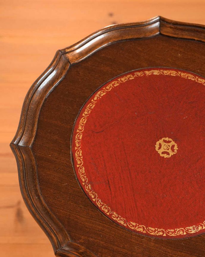 アンティークのテーブル　アンティーク家具　３本の脚がエレガント、革張りのワインテーブル（オケージョナルテーブル）。近づいて見てみると･･･天板の周りもアンティークらしく美しいデザイン。(j-2598-f)