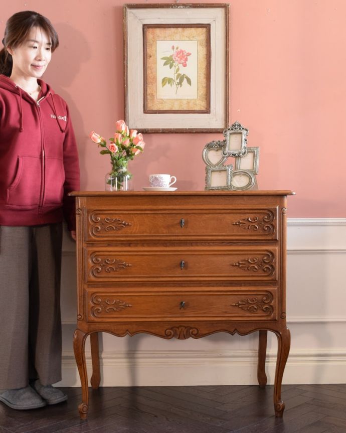 アンティークのチェスト アンティーク家具 フランスの美しい猫脚チェスト、カギがついたアンティークの家具。長くて美しい脚に思わずうっとり・・・フランスのアンティーク家具らしく長くて優雅な脚線美のチェスト。(j-2599-f)